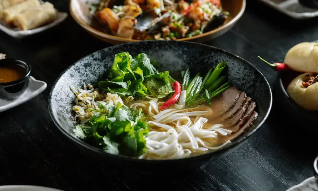 Фо бо и блюда королевского бранча в Black Thai