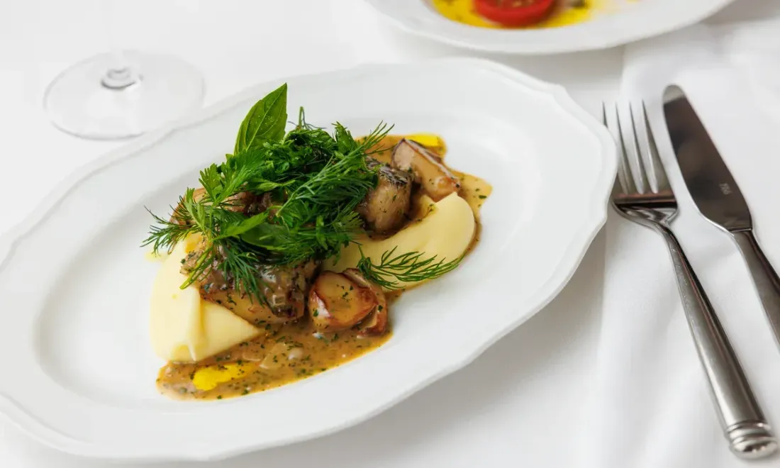 Судак с белыми грибами и картофельным пюре в Brasserie Кузнецкий Мост