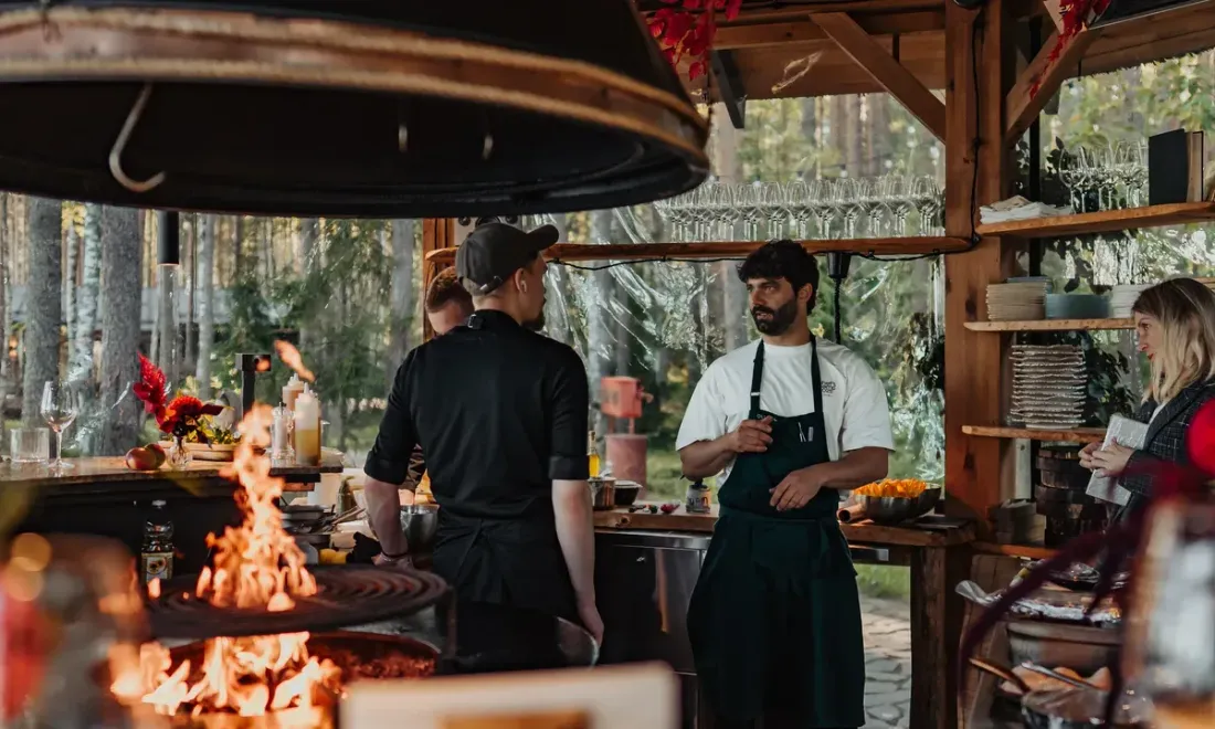 Готовка на открытом огне во время Chef's Camp в We Lodge