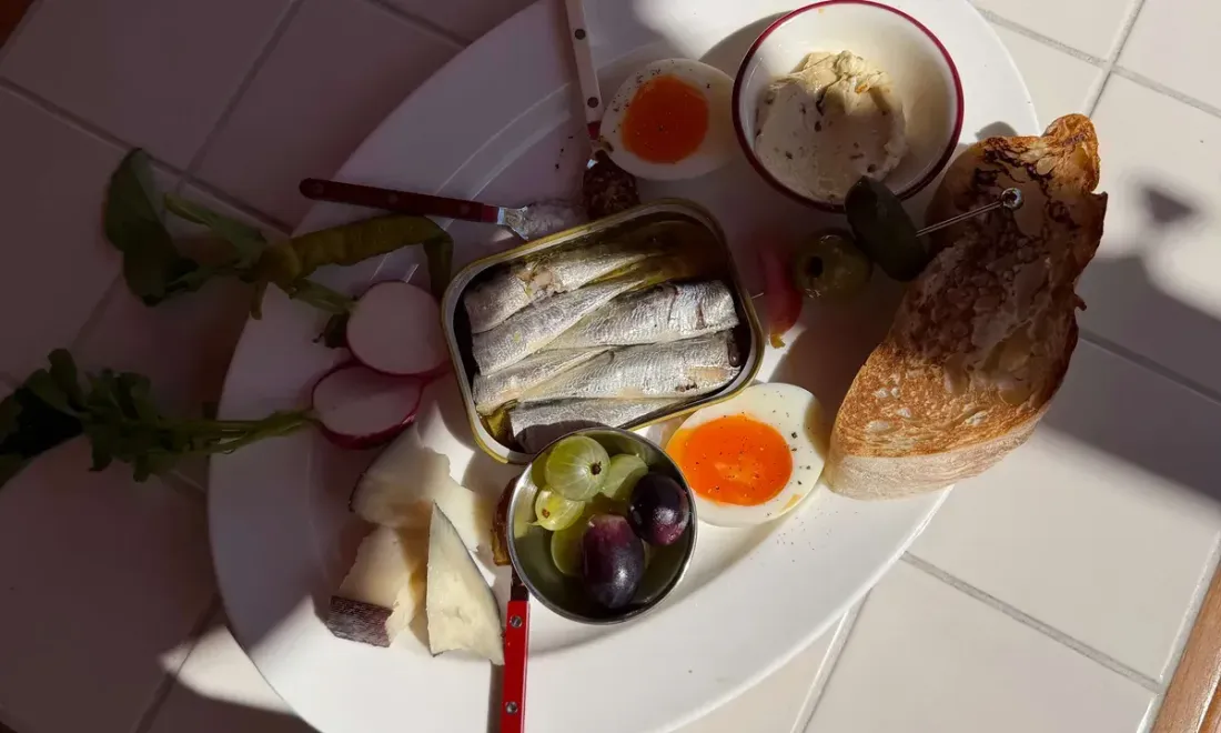 Баночка сардин с чиабаттой, сыром и маринованными ягодами в Cin Cin Wine&Table