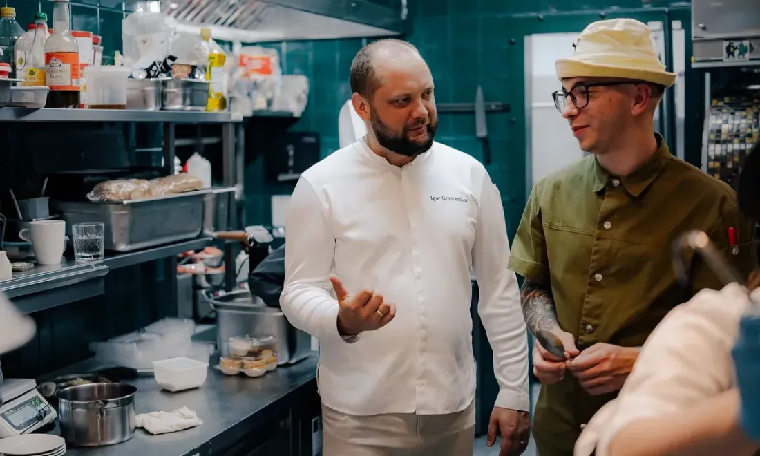 Игорь Горшенков на рабочей кухне