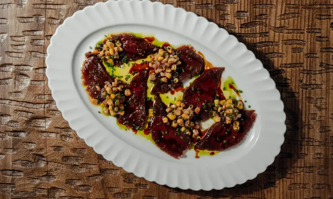 Карпаччо из страуса с опаленной кукурузой в ресторане Jamaa