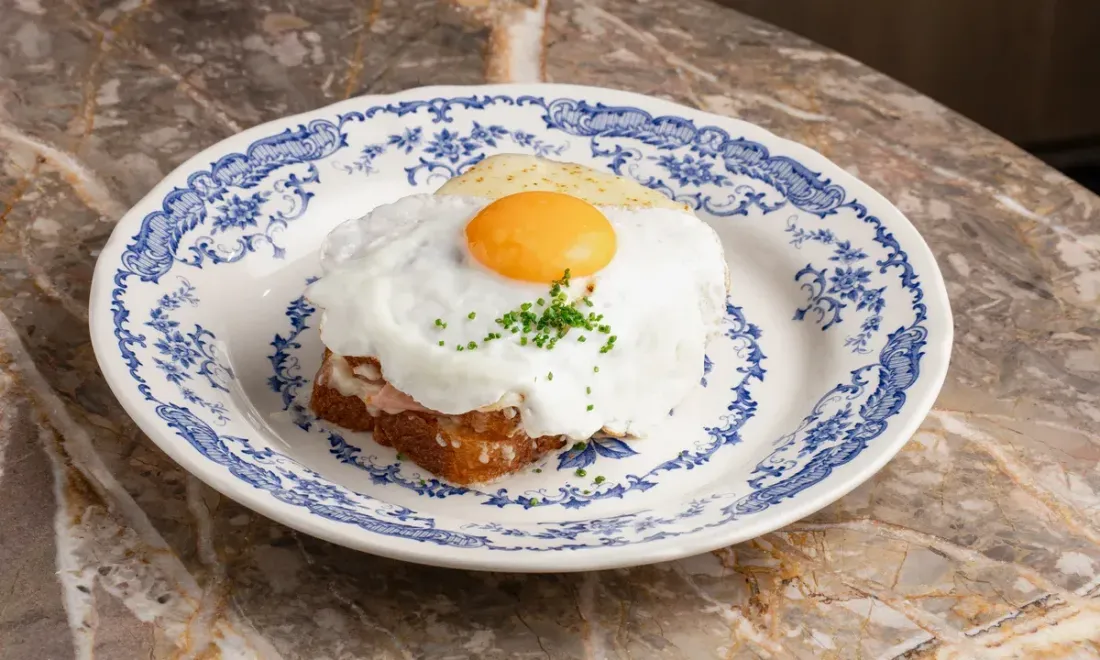 Крок мадам с глазуньей в Joli Grand Bistrot