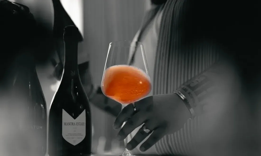 Бокал розового игристого Mantra Estate Rosé