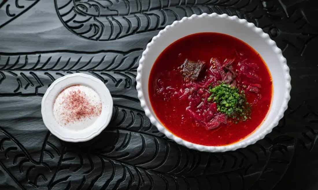 Борщ с томлёным говяжьим ребром и вишней в ресторане «Машенька»