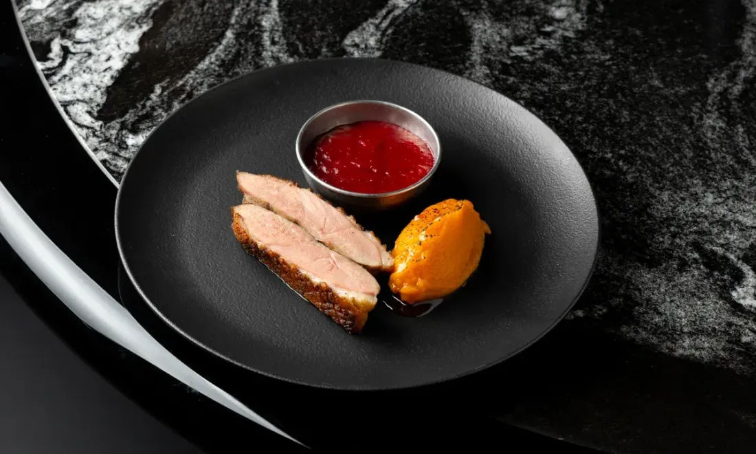 Утиная грудка с бататом и сливой в Meat_Coin