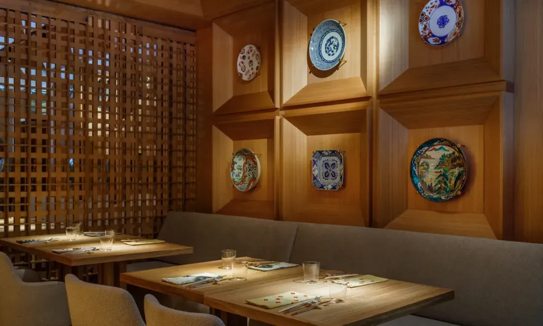 Интерьер ресторана Motto Azabu перед ужином Henri Giraud