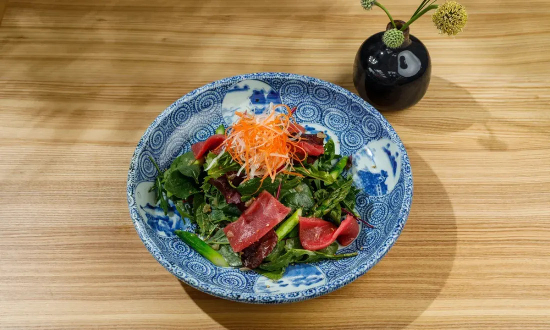 Сашими салат с аками в Motto Azabu
