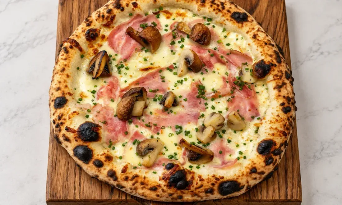 Пицца с окороком, копчёной скаморцей и шампиньонами в Pizza 22 cm