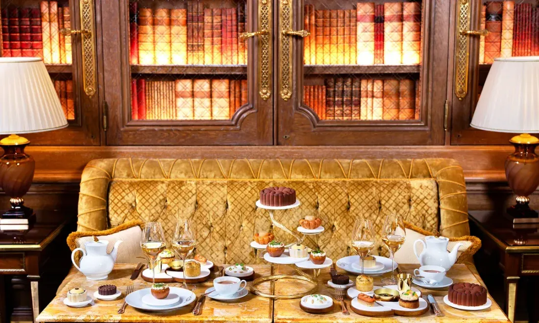 Послеобеденное чаепитие Ritz Paris в библиотечном зале