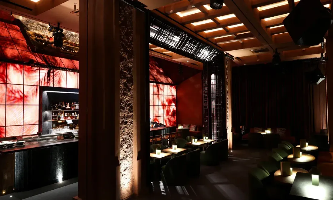 Интерьер Moon Bar в Дубае с баром и мягкими креслами
