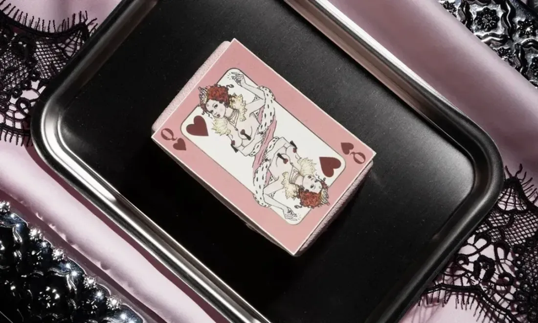 Десерт Sartoria Lamberti и Agent Provocateur с игральной картой