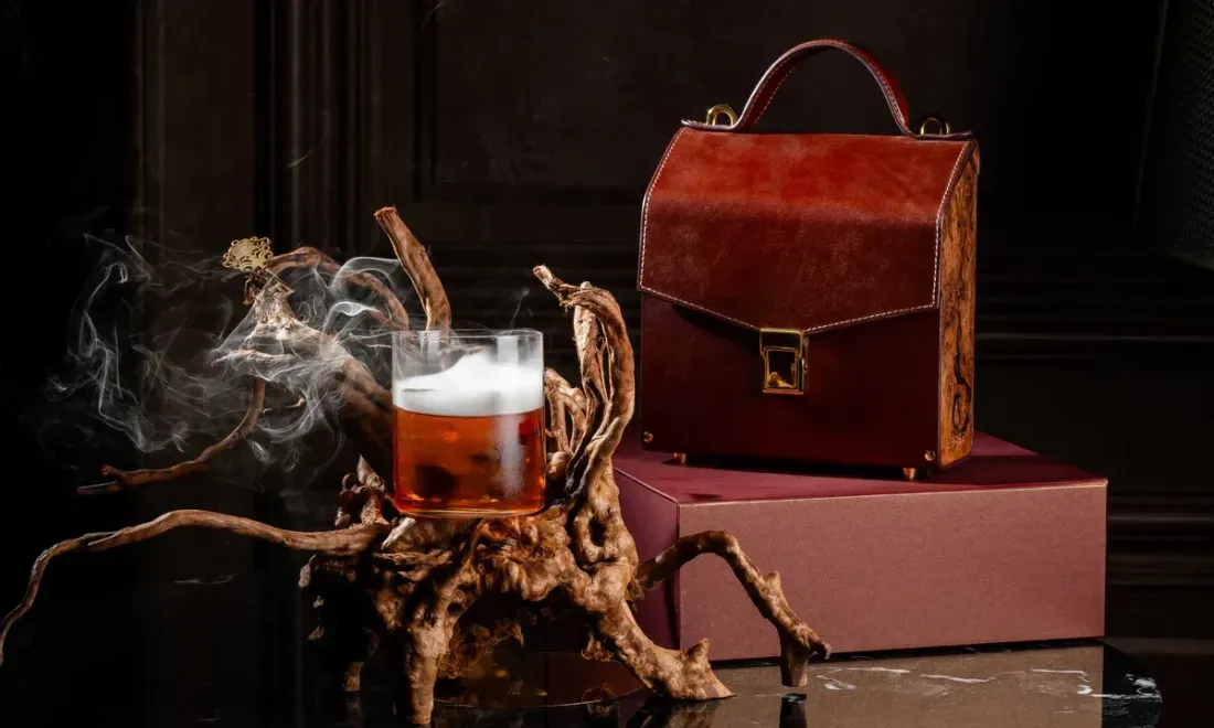 Коктейль «Рельеф» и сумка Brass Bags в баре «Шаляпин»