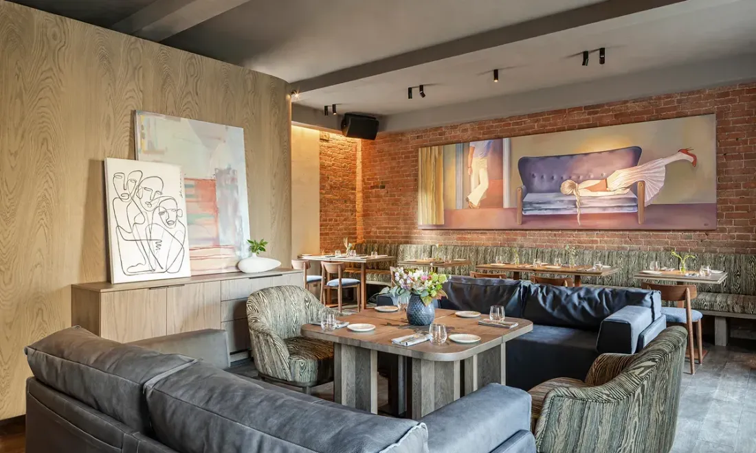 Зал Share Bistro с накрытыми столами