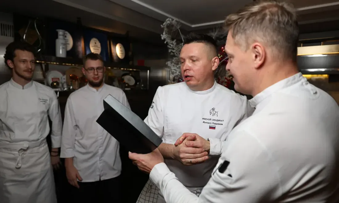 Участники и жюри конкурса Studio Gourmet обсуждают меню