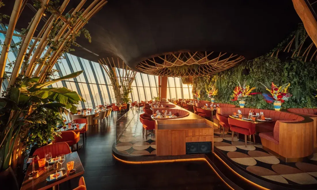 Интерьер SUSHISAMBA Dubai с панорамным видом на город