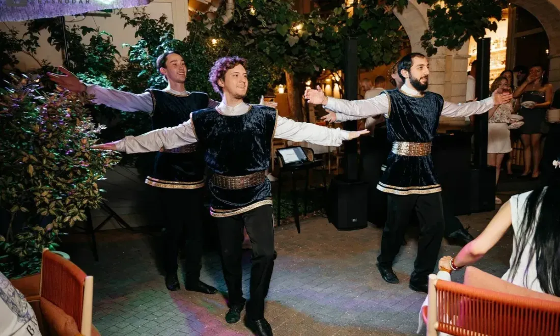 Греческие танцы на празднике в нео-таверне Yiayia