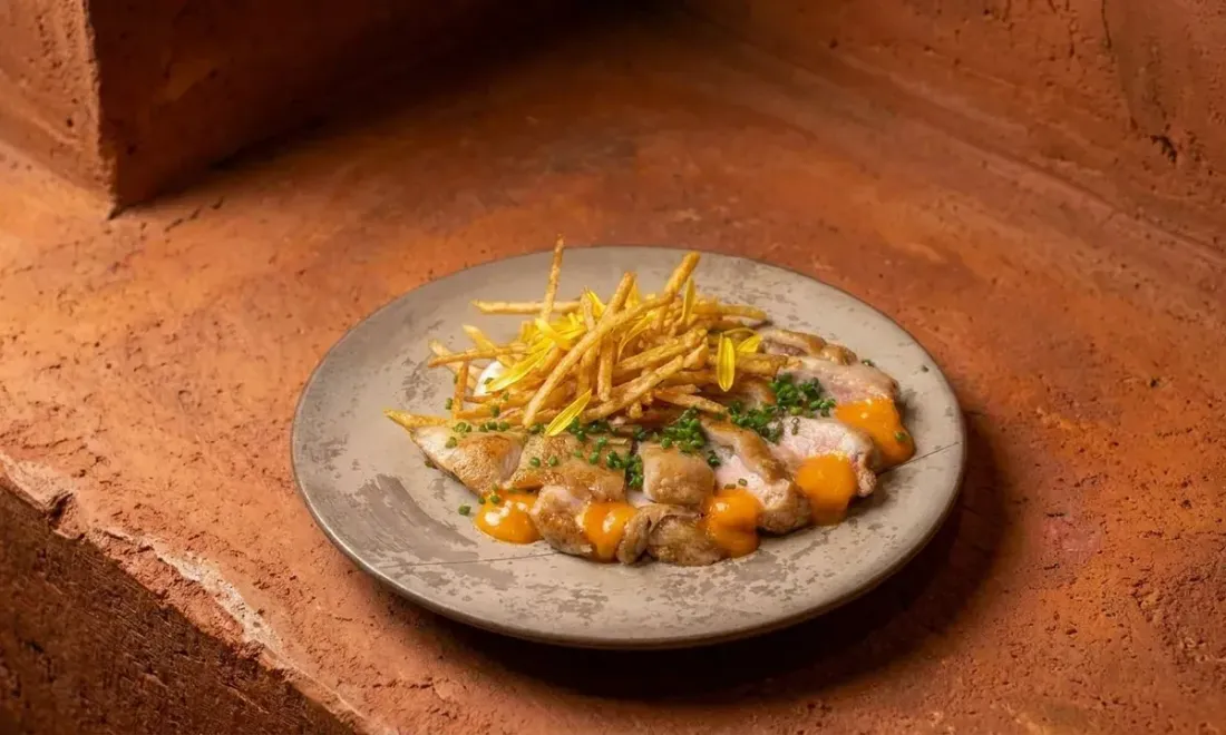 В Alpaca впервые готовят pollo a la brasa