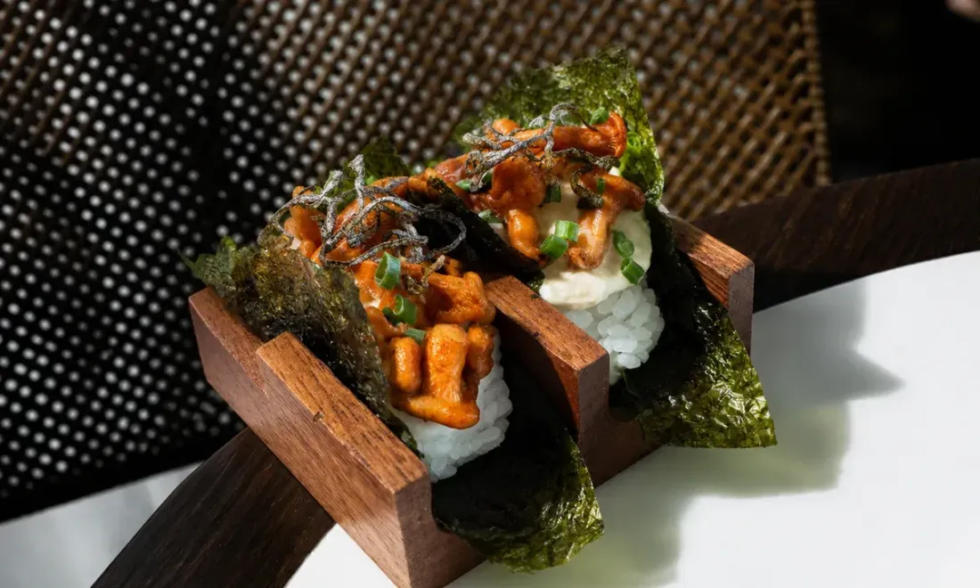 Открытый ролл с маринованными лисичками в Anna Bistro