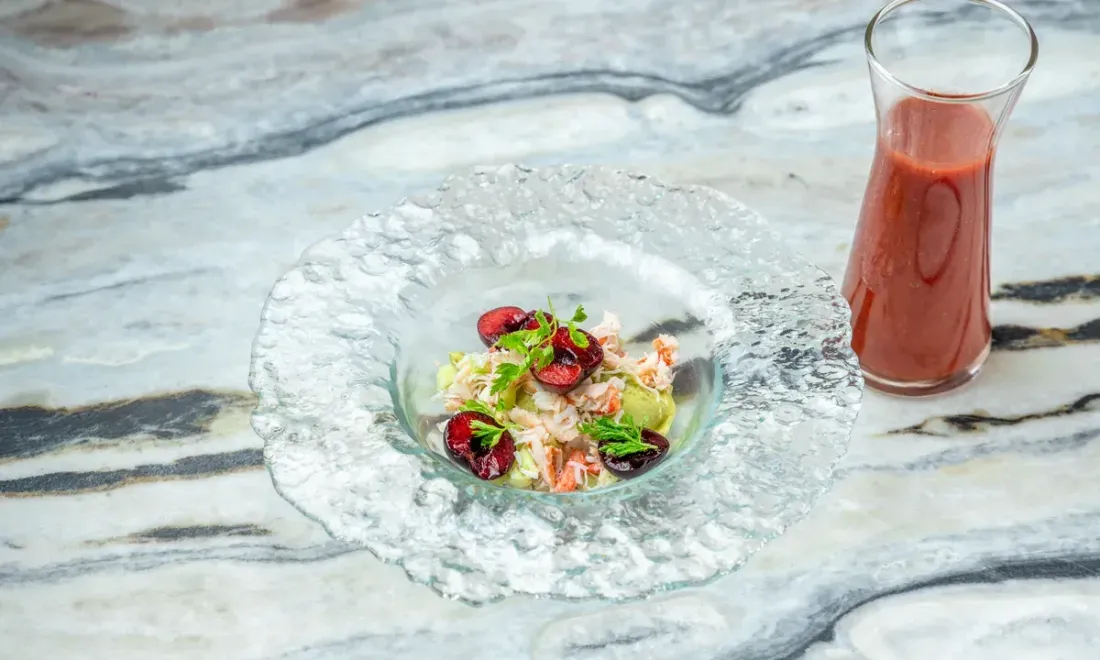 Гаспачо с крабом и черешней в Atlantica Bistro