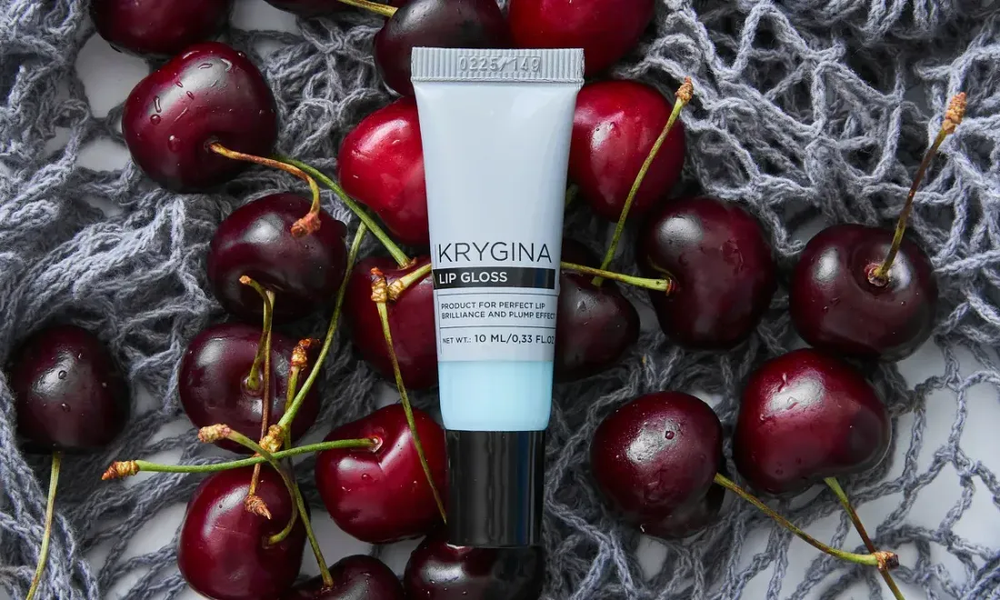 Блеск для губ «Играй» KRYGINA cosmetics и черешня в Atlantica Bistro