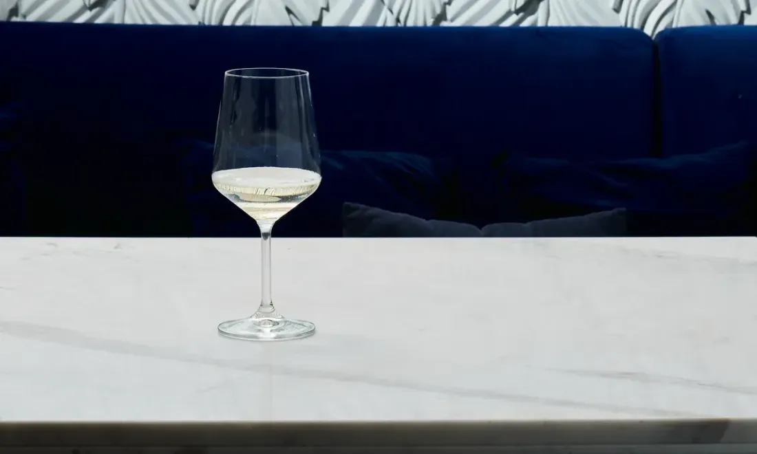 Бокал просекко в Atlantica Bistro
