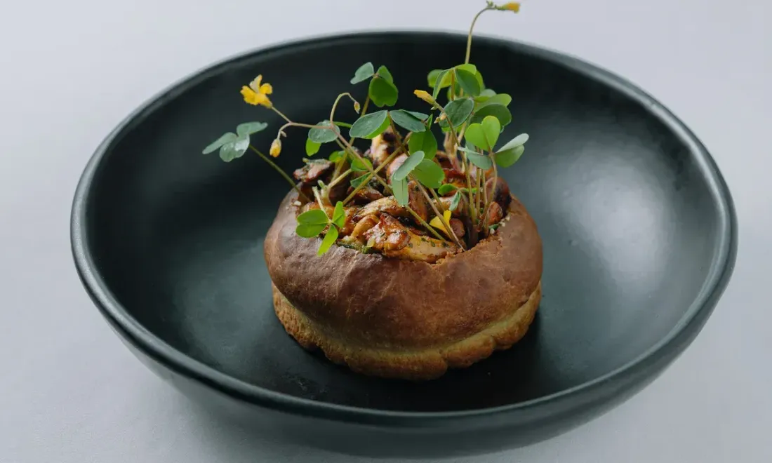 Векошник с лисичками, костромским сыром и кислицей в ресторане «Белуга»