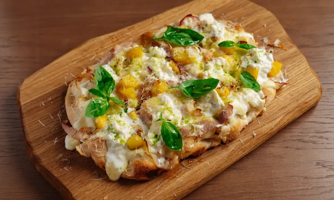 Пицца с персиками и беконом в Itameshi