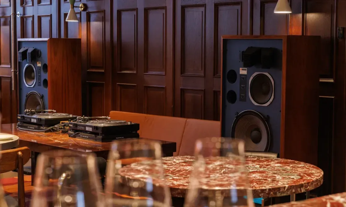 Зал и аудиосистема listening studio в Kuznyahouse