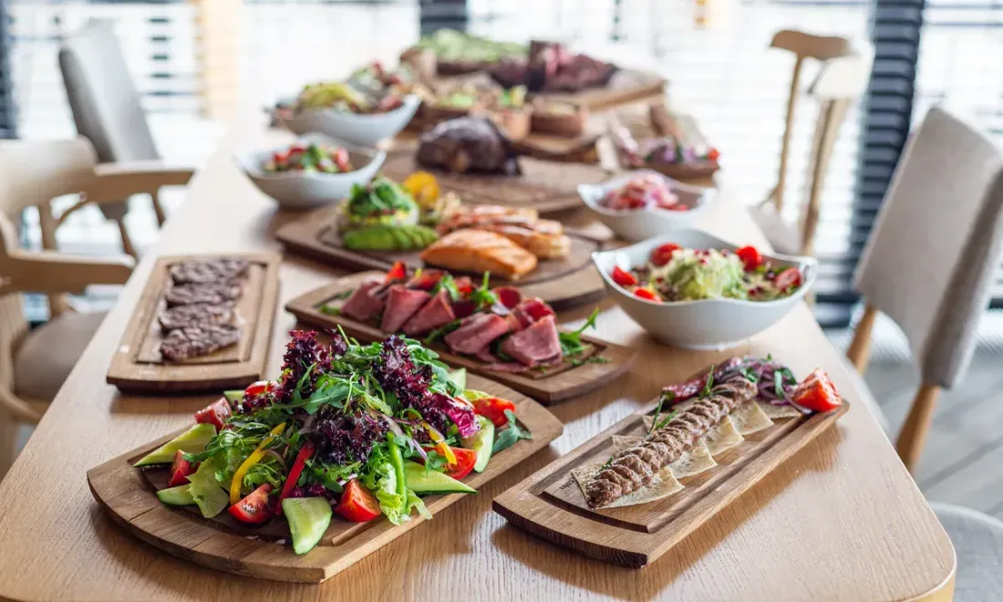 Стол с блюдами meat_coin Country Club в Комарово