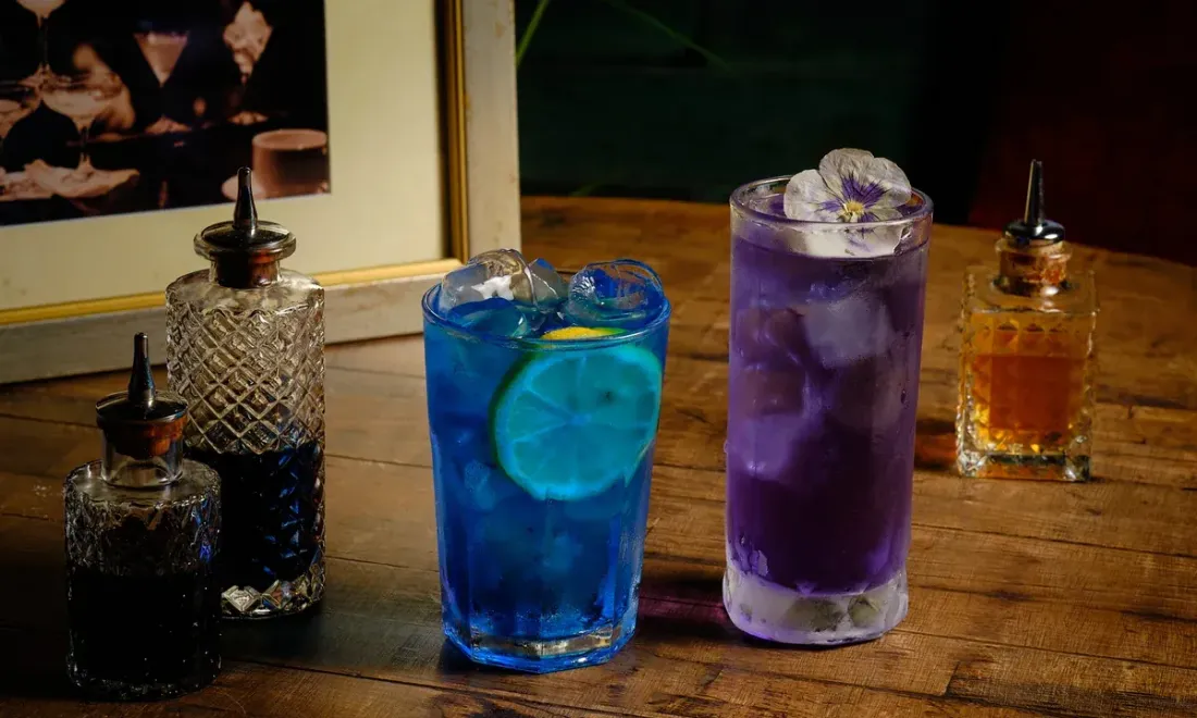 Коктейли Blue Lagoon и Amethyst Lagoon в баре Mr. Help & Friends