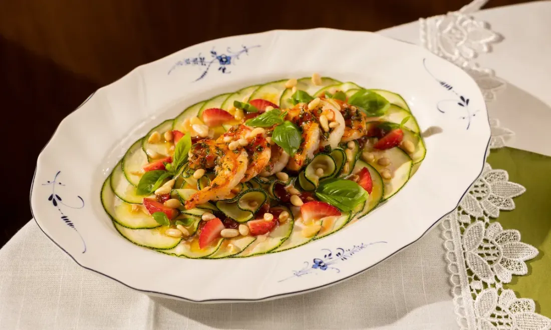 Салат с лангустинами из сезонного special в Nappe Bistro