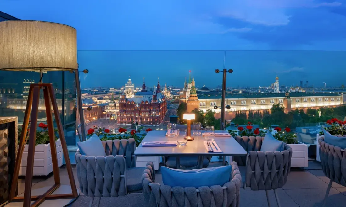 Вечерняя терраса O2 Restaurant на крыше The Carlton Moscow