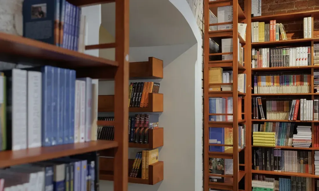 Книжные полки и историческая кирпичная кладка в магазине «Озеро»