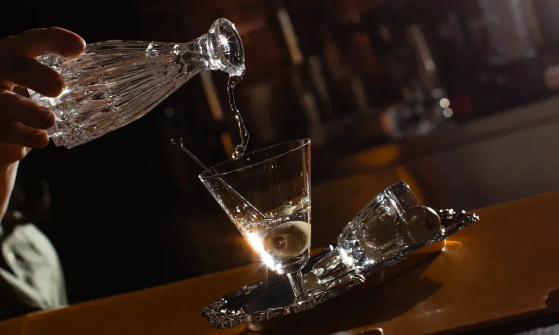 Подача коктейля Lubianka в Padron Bar