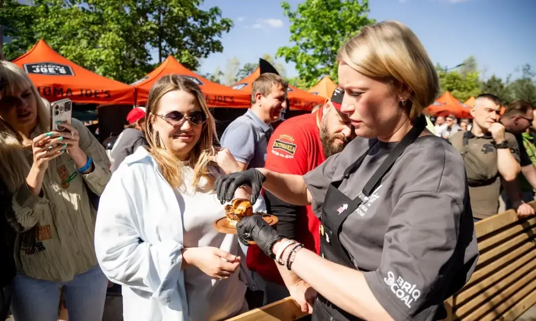 Гости Russian Grill Fest 2026 пробуют блюда на фестивале