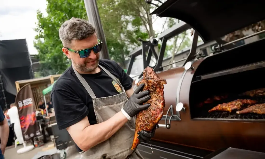 Приготовление мяса на Russian Grill Fest 2026 в Москве