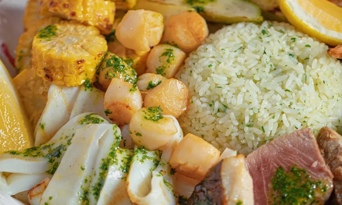 Морепродукты и гарниры в рыбном плато «Рыбы Мечты»