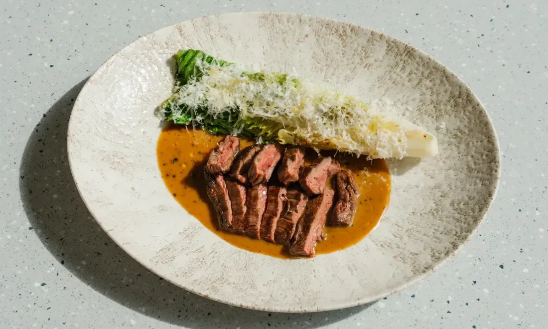 Стейк мачете с салатом-гриль в Share bistro