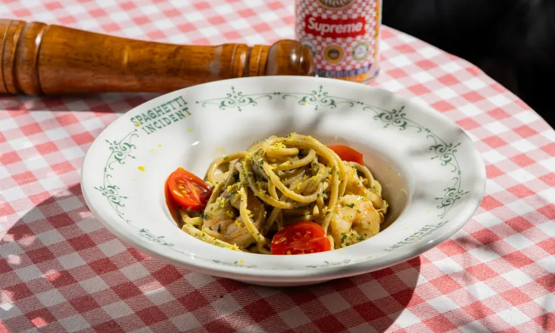 Спагетти с креветками, кальмаром и песто для Drunch в SUR
