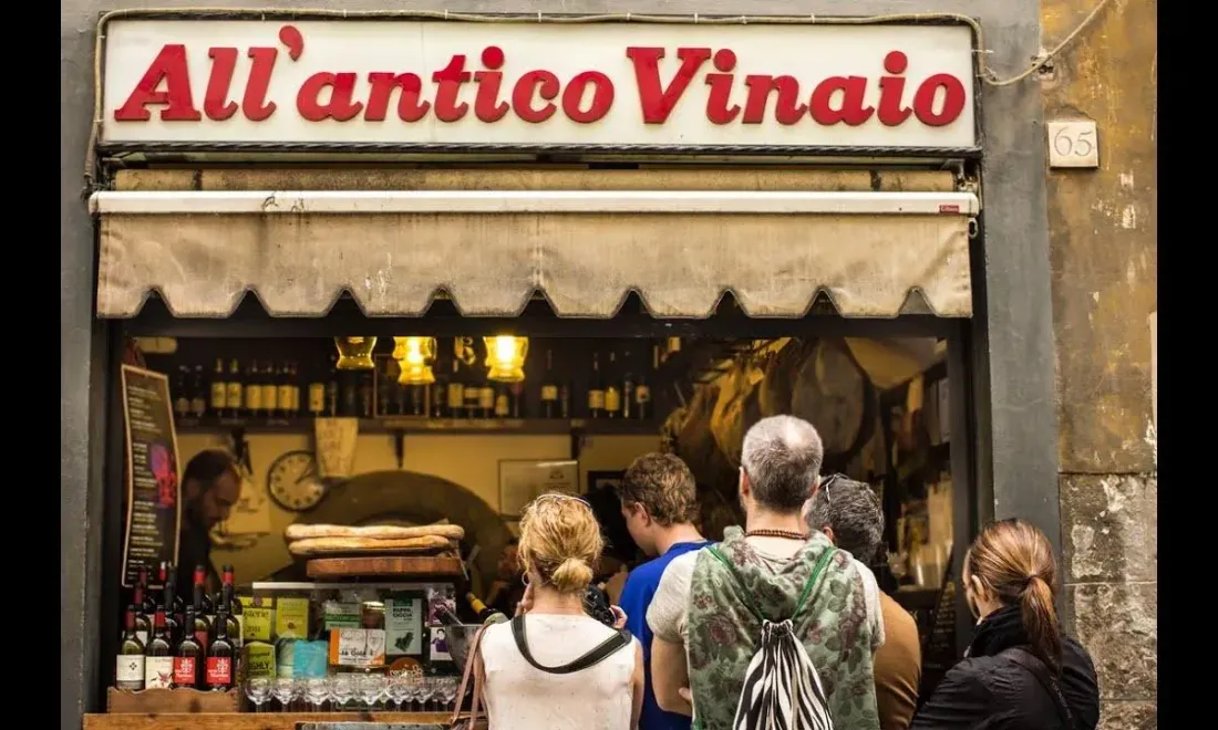 Очередь у сэндвич-лавки All'Antico Vinaio