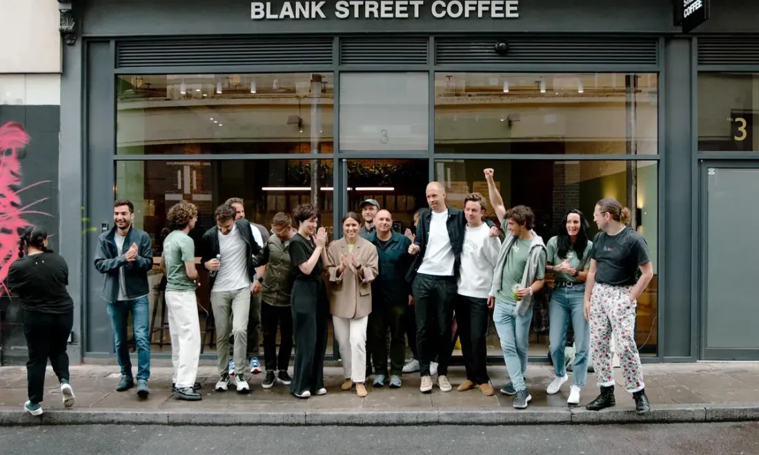 Очередь у кофейни Blank Street Coffee