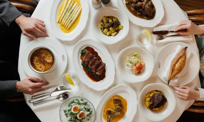 Brasserie «Кузнецкий Мост» обновила меню: луковый суп, петух в вине и белая спаржа