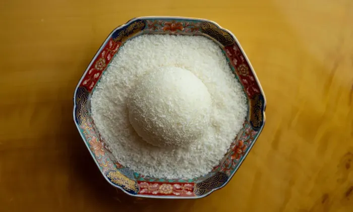 Fumisawa Sushi готовит моти к месяцу любования луной
