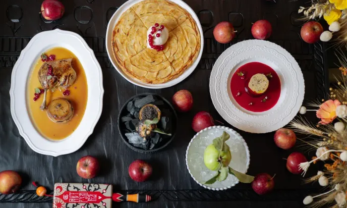 Яблочный Спас в «Машеньке»: меню с икрой и шарлотка