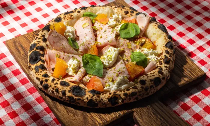 Pizza 22 cm выпустила пиццу с нектаринами и мортаделлой