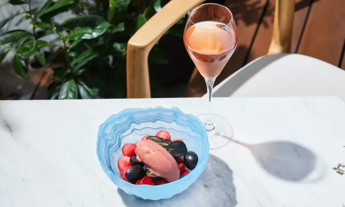 Окрошка на розовом просекко: летний десерт Atlantica Bistro