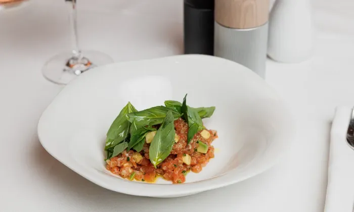 Лисички, фенхель и земляника: Brasserie «Кузнецкий Мост» представляет летнее меню