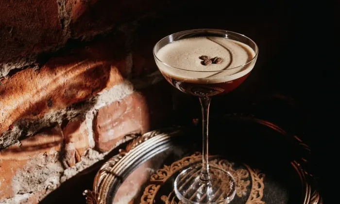 Mendeleev Bar запускает «Ретроспективу» с коктейльной классикой по вторникам