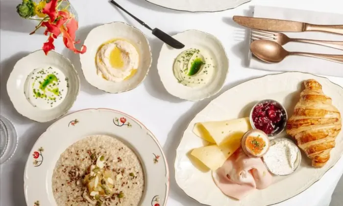 Reina Bistro запустило завтраки с икрой, лососем и полбой